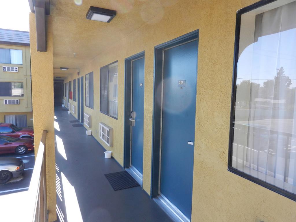 Simply Home Inn & Suites - Riverside Exterior photo